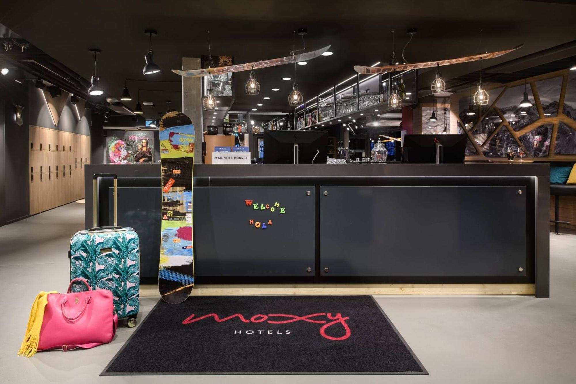 Moxy Sion Hotel Bagian luar foto