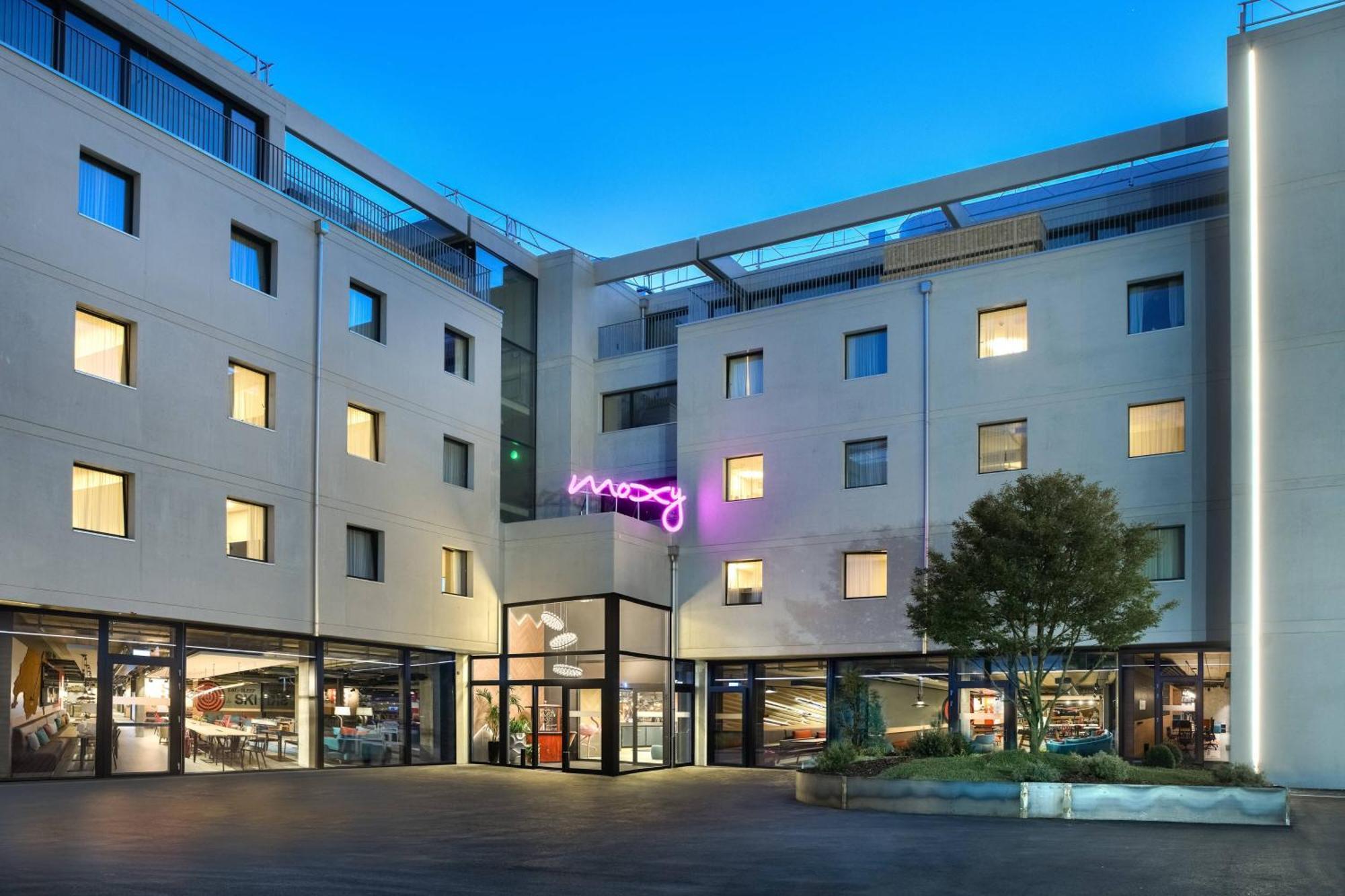 Moxy Sion Hotel Bagian luar foto